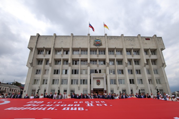 Масштабную 20-метровую копию Знамени Победы развернули у здания администрации Владикавказа