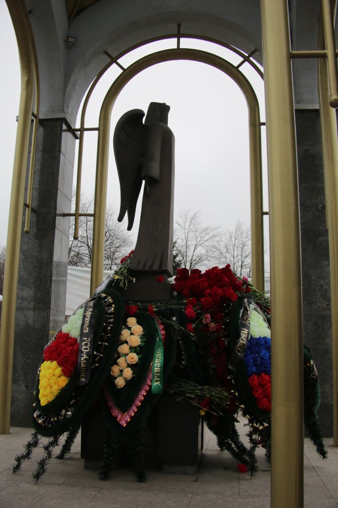 Во Владикавказе состоялось возложение цветов к памятнику воинам-интернационалистам.