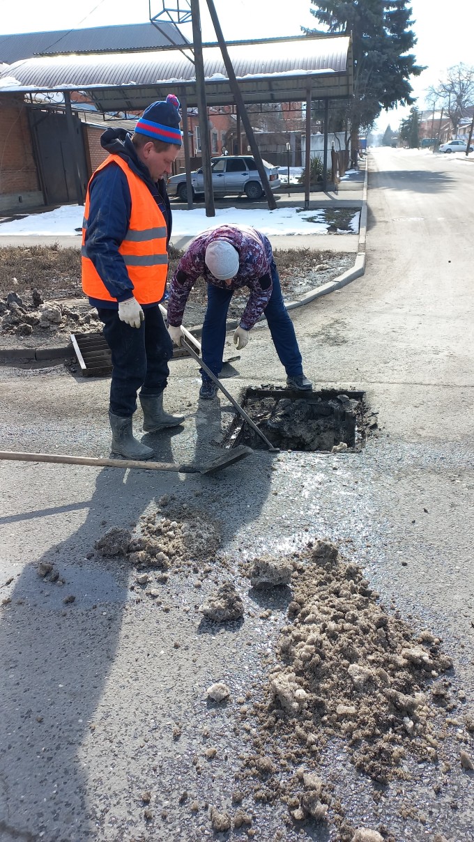 Во Владикавказе продолжается профилактическая очистка ливневой системы. 
