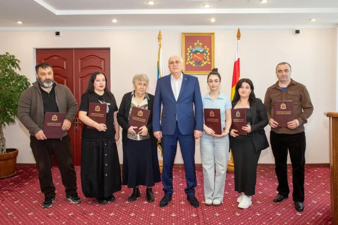  Глава Владикавказа Вячеслав Мильдзихов вручил шестерым горожанам, страдающим тяжелыми формами хронических заболеваний, сертификаты на улучшение жилищных условий.