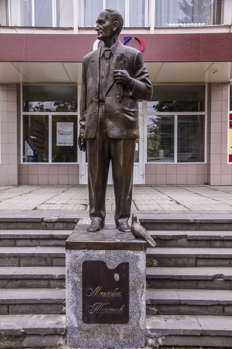 Памятник народному художнику Осетии Махарбеку Туганову