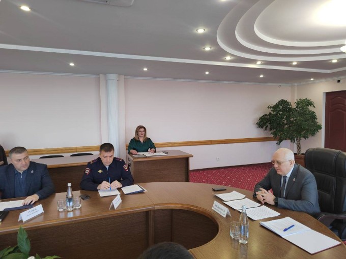 В АМС Владикавказа под председательством мэра города Вячеслава Мильдзихова прошло заключительное в 2025 году заседание антинаркотической комиссии 