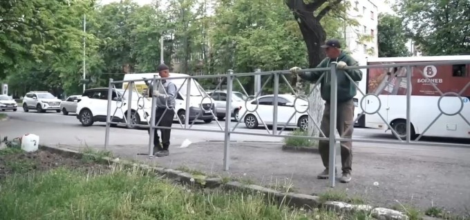 Сотрудники УКГХ несли личное дежурство, чтобы поймать нарушителей, которые портят газон