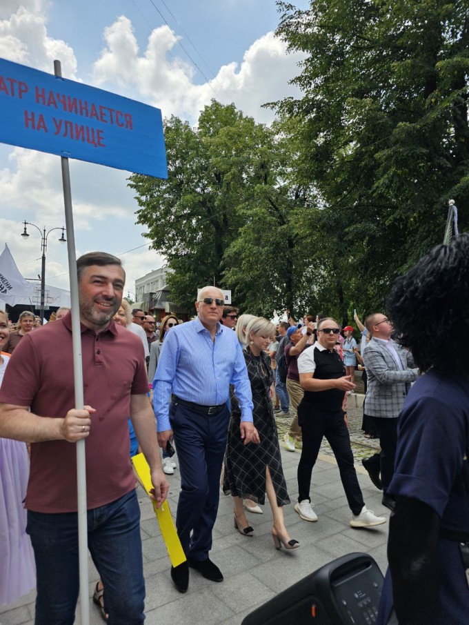 Стартовало карнавальное шествие уличных театров страны по главной улице Владикавказа.