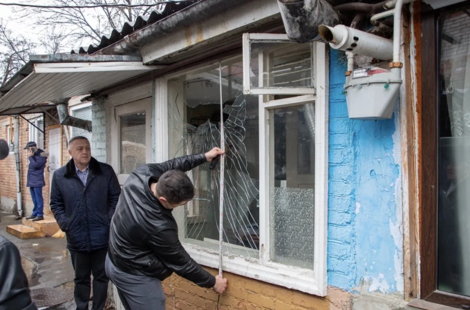 Сотрудники АМС Владикавказа оценивают ущерб от взрыва складских помещений в Партизанском переулке