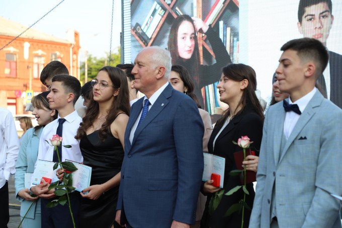 Сегодня АМС г. Владикавказа чествовала 141 выпускника-медалиста городских школ. 