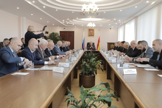 Вячеслав Мильдзихов доложил парламенту о социально-экономическом развитии Владикавказа 