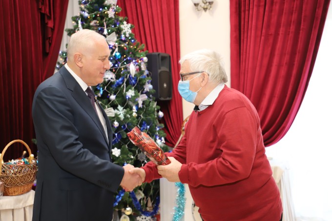 Вячеслав Мильдзихов поздравил постояльцев дома-интерната «Забота» с Новым годом