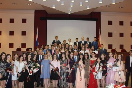Во Владикавказе наградили лучших выпускников школ