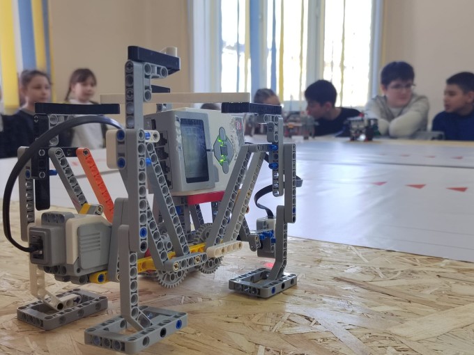 Во владикавказском Центре развития творчества одаренных детей и юношества «Интеллект» прошел второй городской конкурс робототехники «Мой робот – 2024». 
