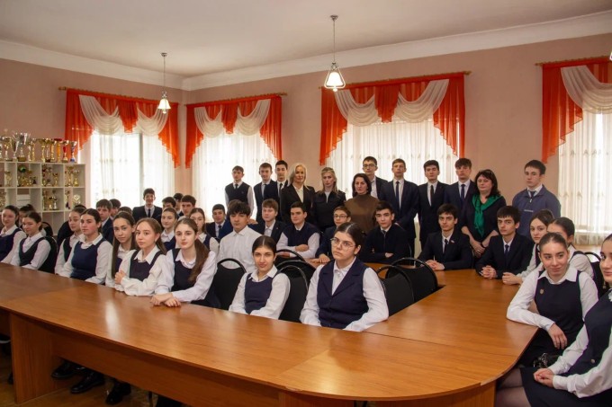 АМС Владикавказа продолжает беседы со школьниками по профилактике наркомании, алкоголизма и табакокурения