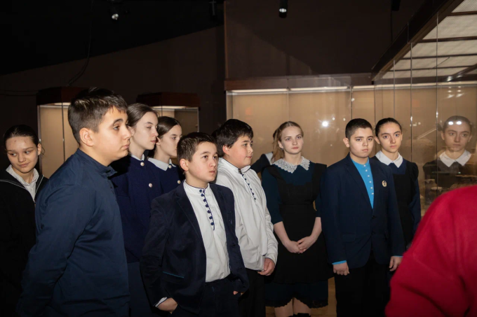 Вячеслав Мильдзихов: Комитет молодёжной политики, физической культуры и спорта городской администрации регулярно приглашает школьников в музеи Владикавказа. 