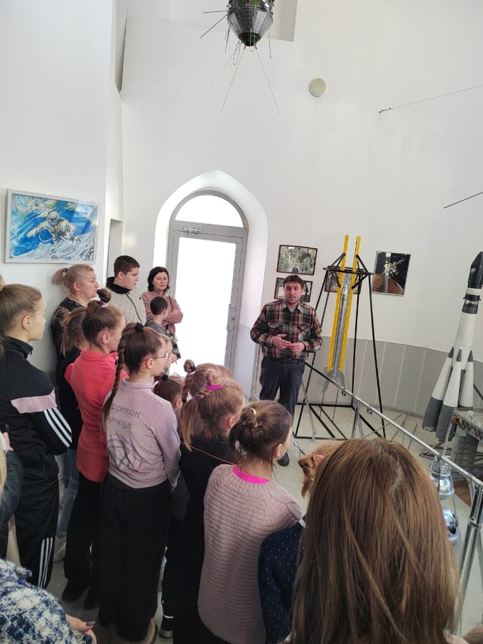 20 детей беженцев из ДНР, ЛНР и Херсонской области посетили Школу космонавтики им. Р. Комаева. 