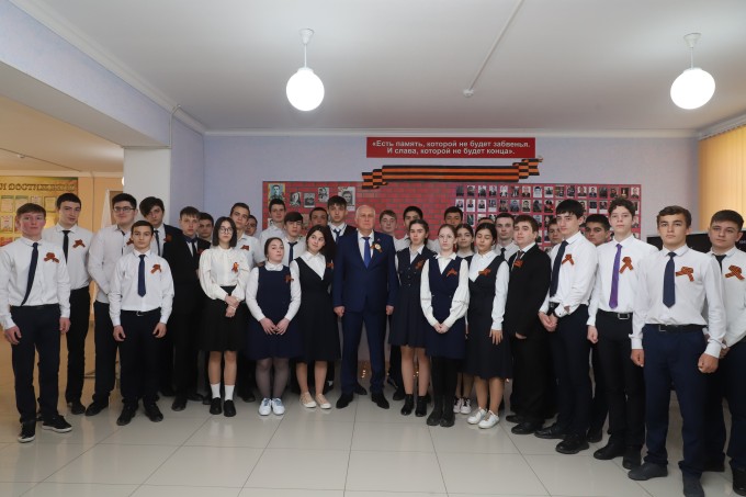 Накануне Дня Победы глава АМС Вячеслав Мильдзихов встретился со старшеклассниками школы №15. 