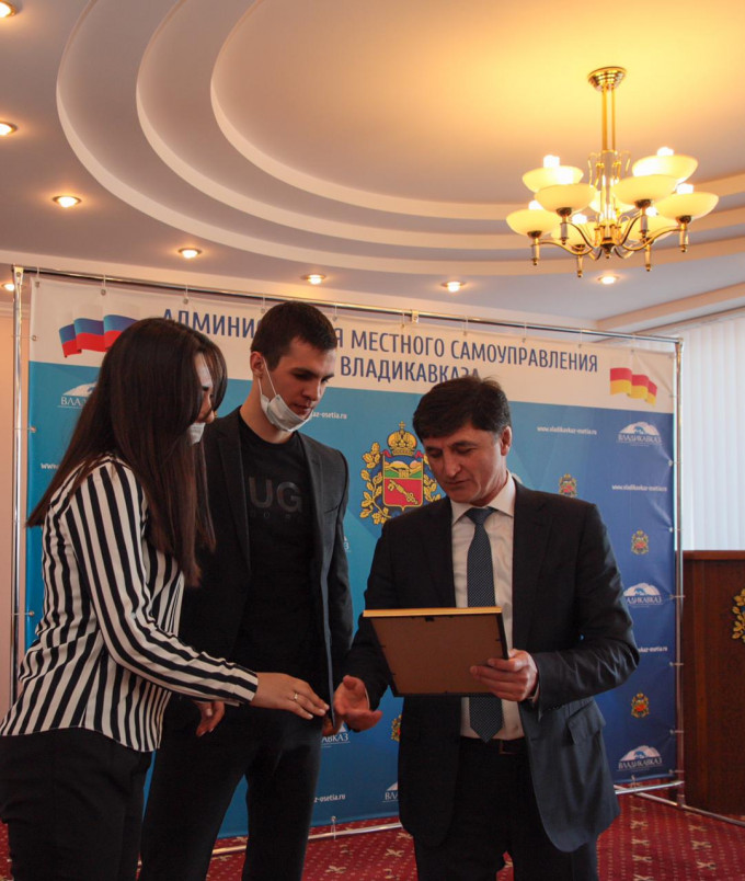 Тамерлан Фарниев наградил победителей конкурса «Лучшее новогоднее оформление».