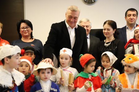 Воспитанники детского сада №65 поздравили Главу АМС со старым Новым годом