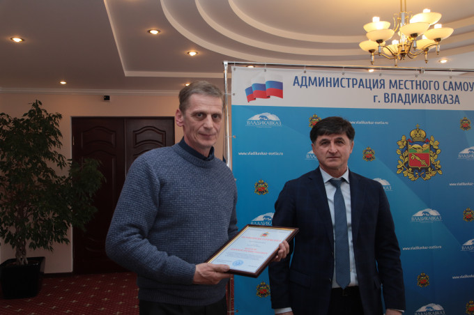 Тамерлан Фарниев наградил отличившихся работников ЖКХ.