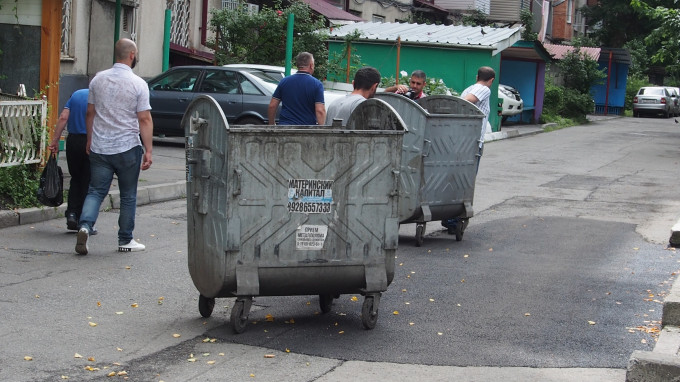 Во Владикавказе переносят мусорные баки с магистральных трасс