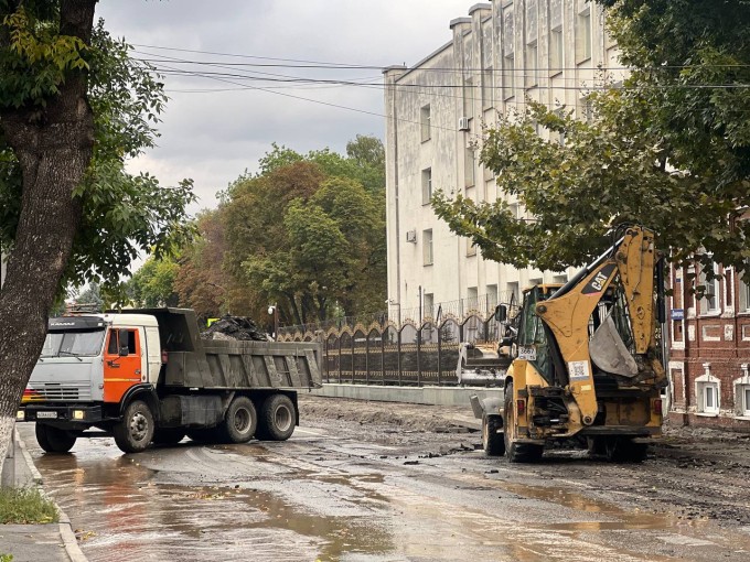 Продолжается ремонт дороги по улице Димитрова. Дорожники работают в усиленном режиме с утра и до позднего вечера.