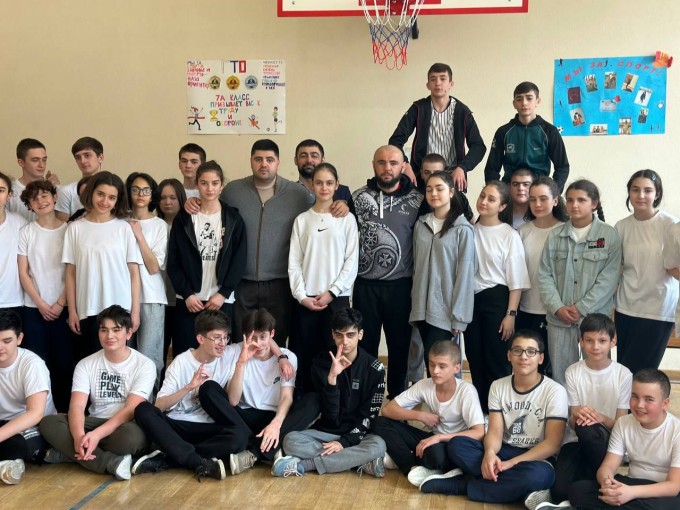 Заур Айларов и Ислам Ибрагимов провели "Зарядку с чемпионом" в школе №27.