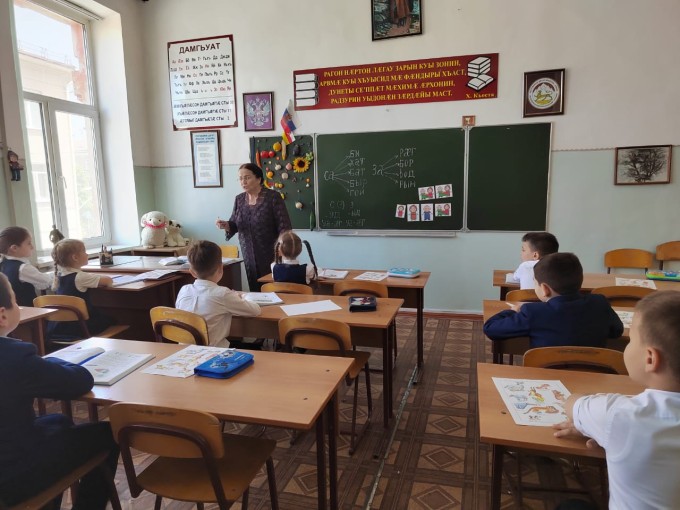 Старейший учитель Владикавказа, преподаватель осетинского языка, работает в СОШ № 3.