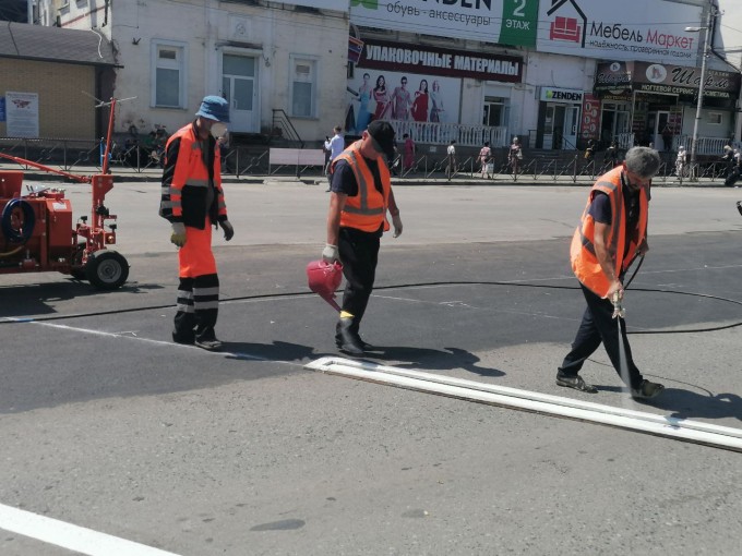 По улице Джанаева сотрудники «Спецэкосервис» наносят дорожную разметку