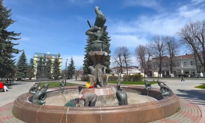 Городские фонтаны начали готовить к предстоящему сезону.