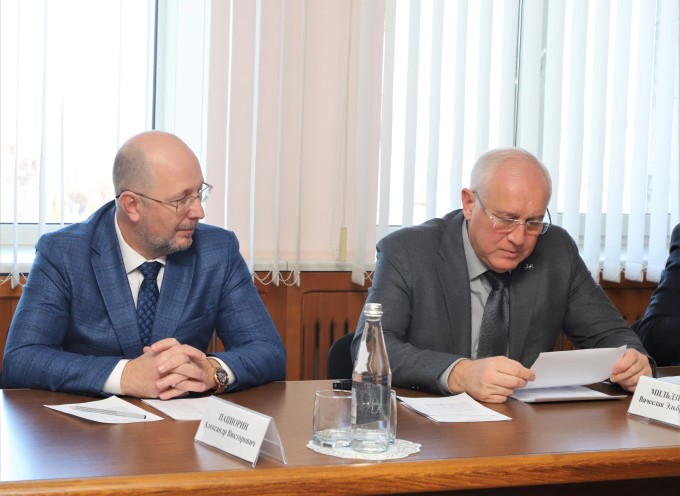 В администрации Владикавказа состоялось выездное заседание Совета Парламента РСО-А под председательством Таймураза Тускаева. 