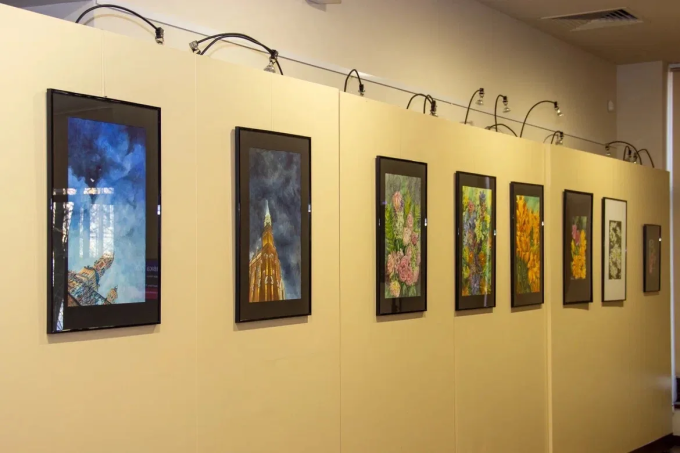 «Цвети. Люби. Мечтай»: В Нацмузее открылась выставка главного дизайнера АМС Владикавказа Ольги Хубуловой и ее дочери Алисы Андыч