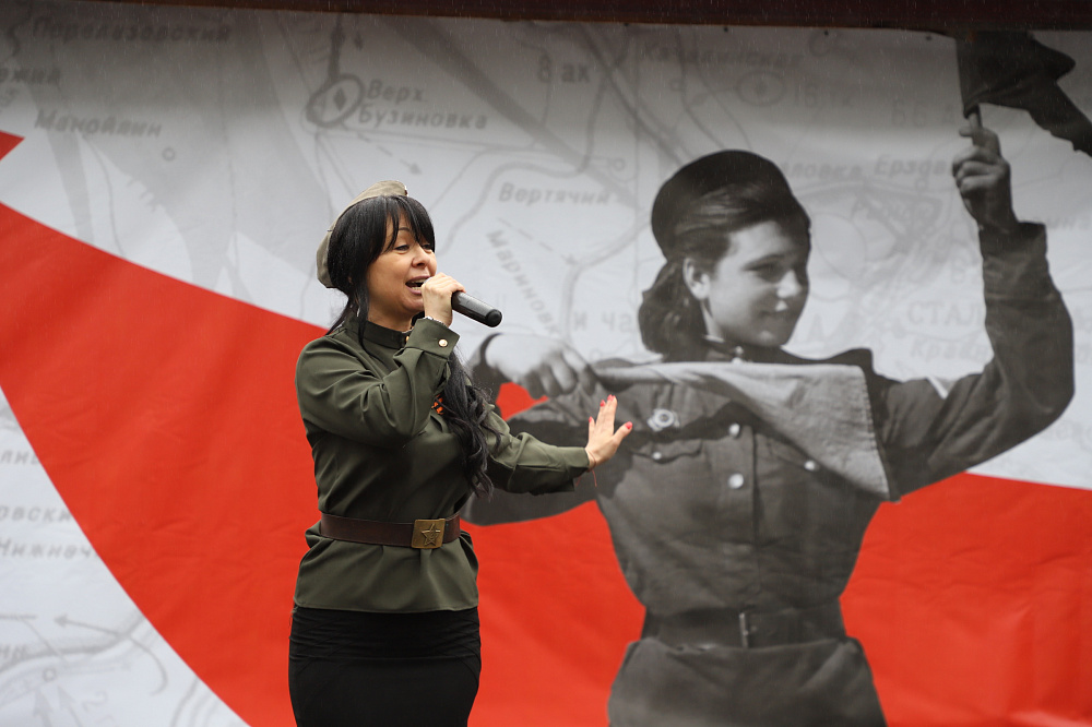 Исполняет вся страна. Оборона Владикавказа фото девуше -летчиц.