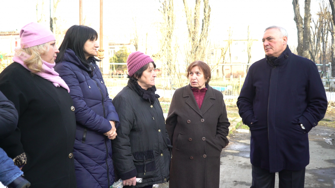 Борис Албегов встретился с жителями ул. Леонова