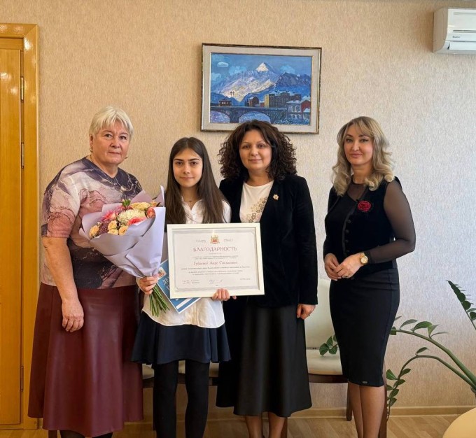 Заместитель главы АМС Владикавказа Мадина Ходова встретилась с призером Всероссийской олимпиады школьников Аидой Губаевой