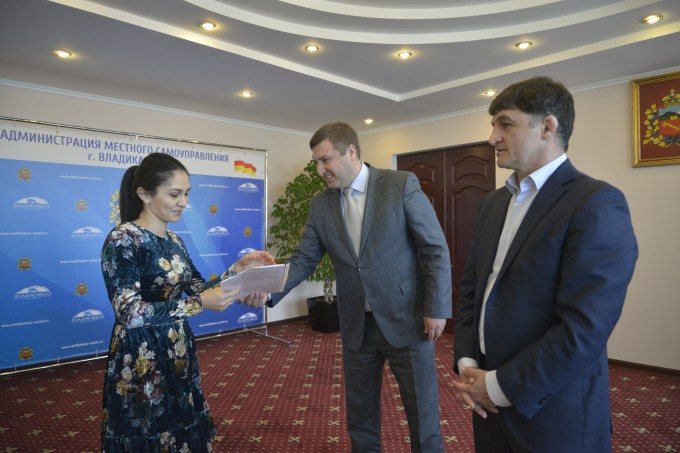 28 молодых семей Владикавказа получили жилищные сертификаты