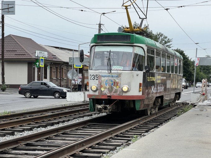 На проспекте Коста идет обкатка новых трамвайных рельсов. 
