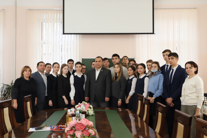 Управление образования Владикавказа провело встречу с выпускниками городских школ в режиме открытого диалога