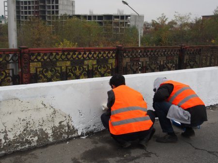 На мосту по ул.Чкалова ведутся работы по благоустройству