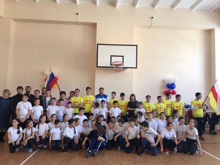 Чемпион мира Инал Тасоев провел зарядку для учеников СОШ №8