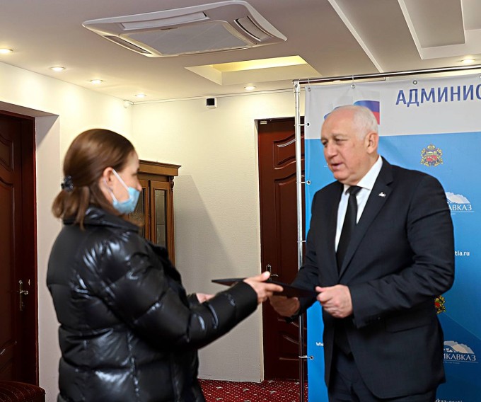 Вячеслав Мильдзихов вручил сертификат на улучшение жилищных условий