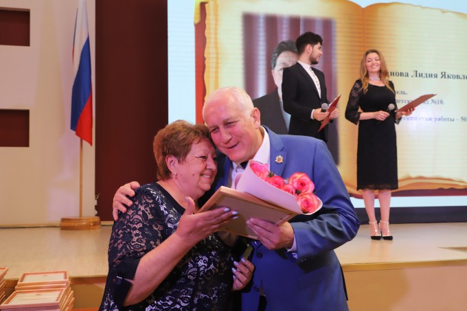 В рамках празднования Года педагога и наставника в администрации города Владикавказа чествовали педагогов и воспитателей, чей трудовой стаж превысил 50 лет. 