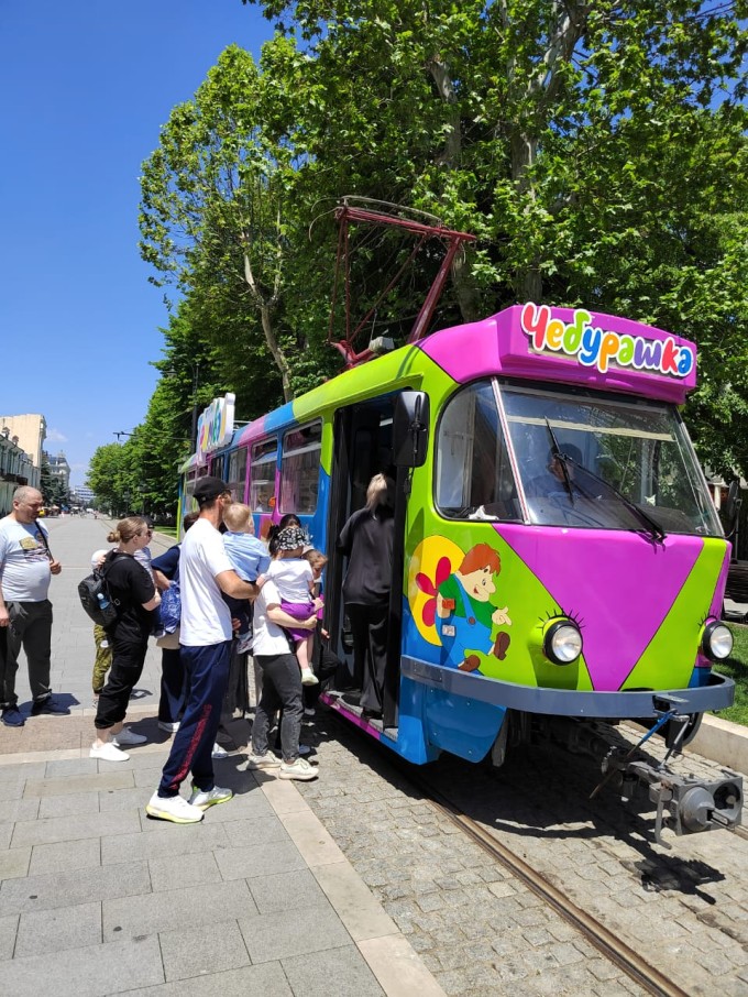 На детском трамвае в незабываемое путешествие по Владикавказу.