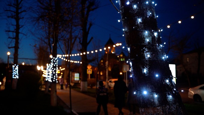 15 деревьев на набережной по ул. Чермена Баева украсили световыми элементами.
