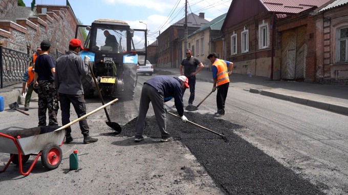 На дорогах Владикавказа продолжается ямочный ремонт.