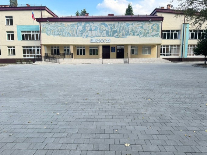 Брусчатка вместо плит: АМС Владикавказа отремонтировала подход к школе № 22